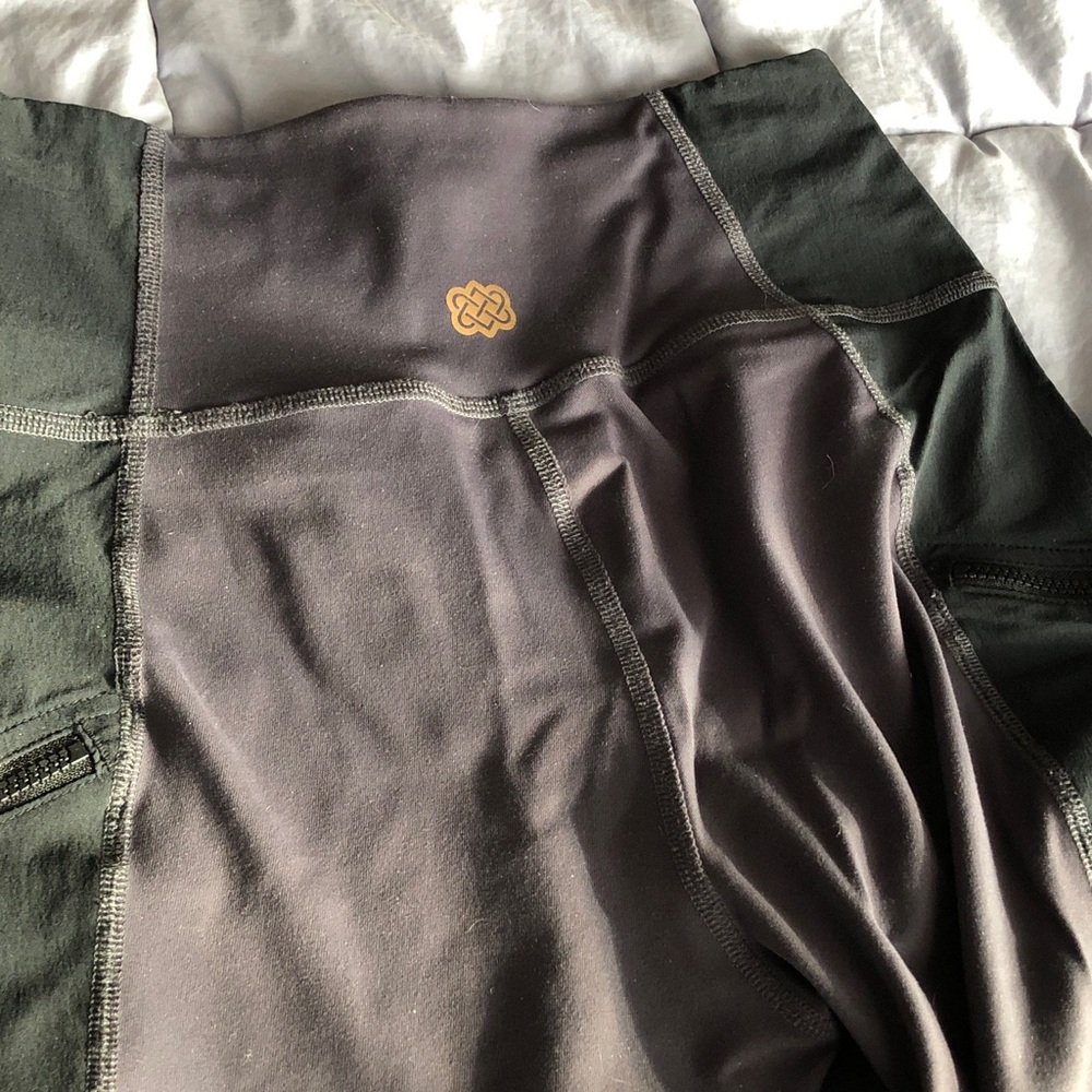 Women's Black and Dark Gray Athletic Leggings with Side Pockets Sherpa Adventure - Picture 6 of 8